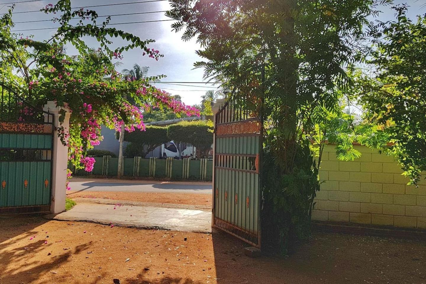 Saubagya Inn Anuradhapura Exterior foto